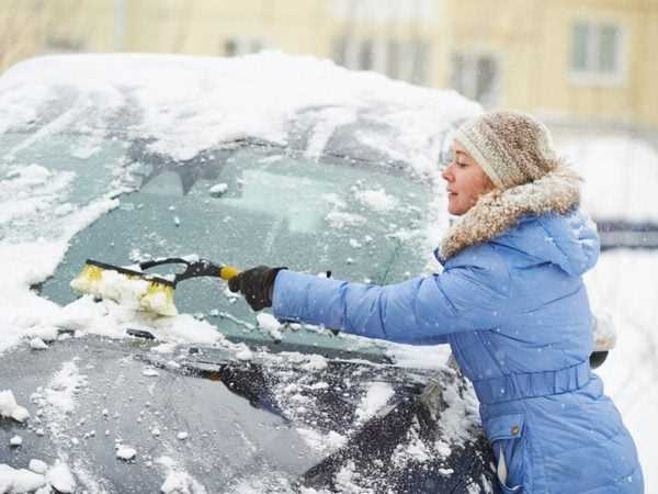 How do you clean snow without scratching your car?