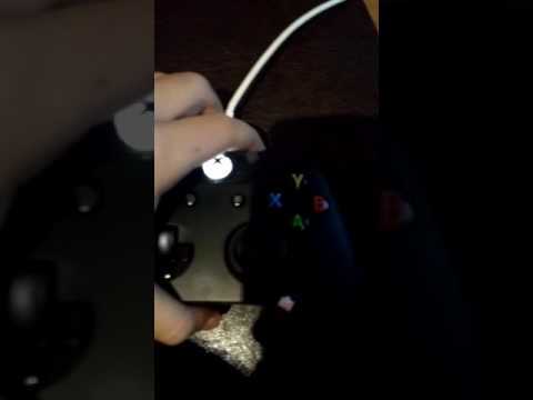 How do you disconnect an Xbox controller and reconnect?